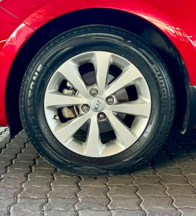 2015 Kia Rio Sedan 1.4 At Red