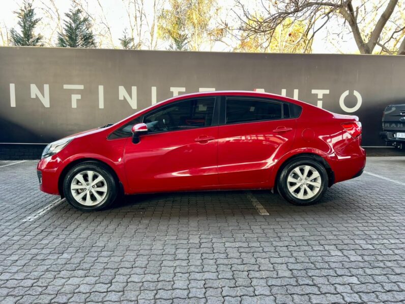 2015 Kia Rio Sedan 1.4 At Red