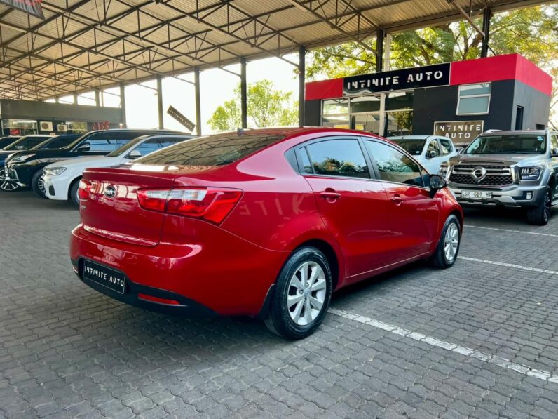 2015 Kia Rio Sedan 1.4 At Red